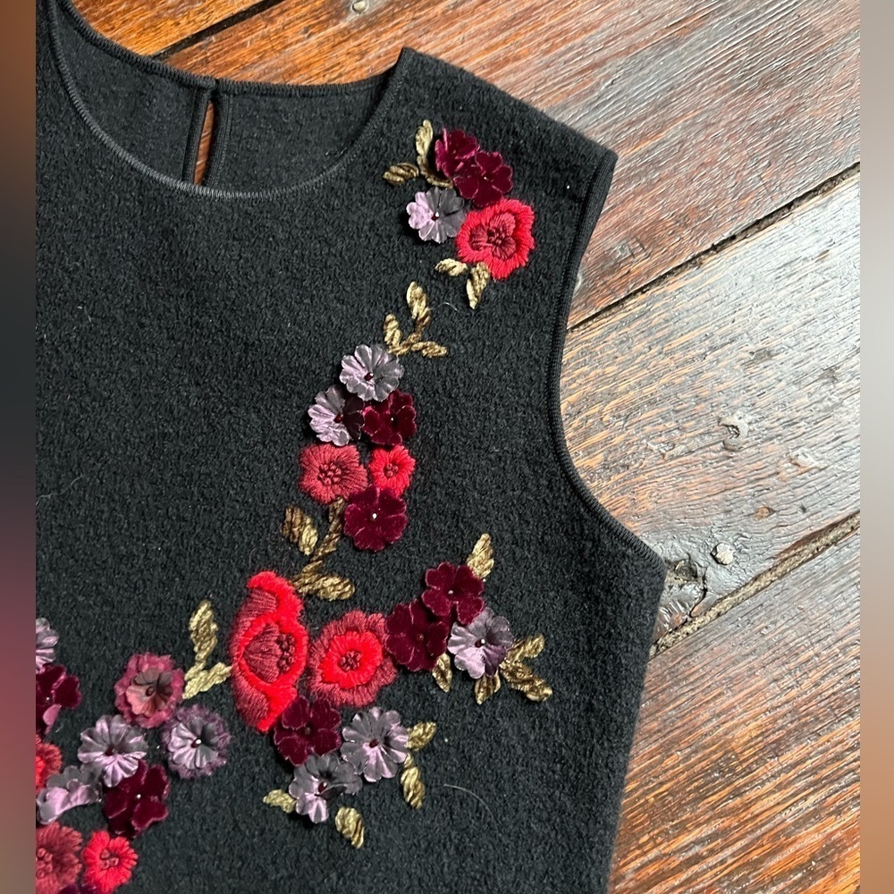 Black fleece sheath dress flower embroidery sleeveless women’s size medium - Picture 2 of 7